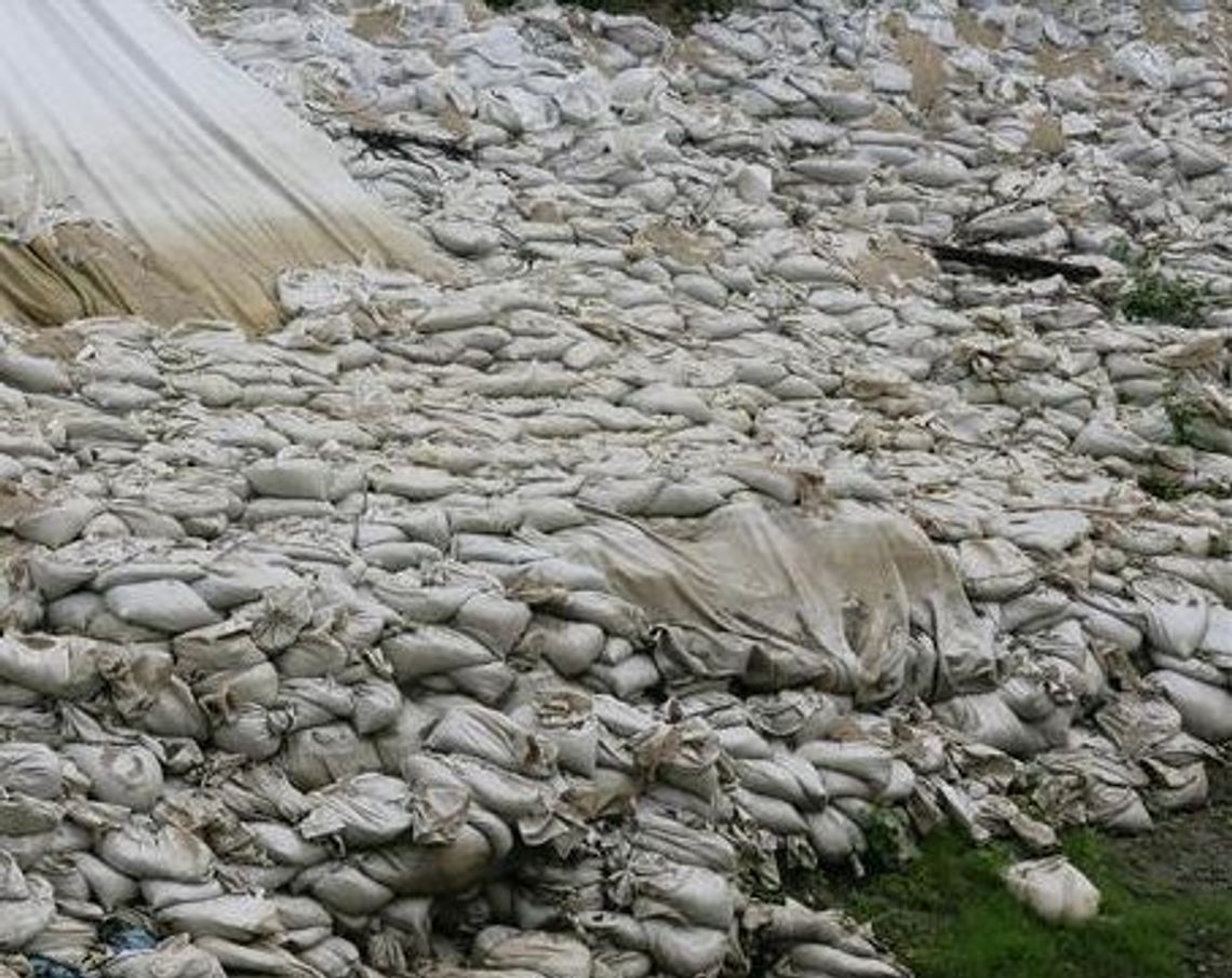 Wojewoda donosi do prokuratury w sprawie niebezpiecznych odpadów 