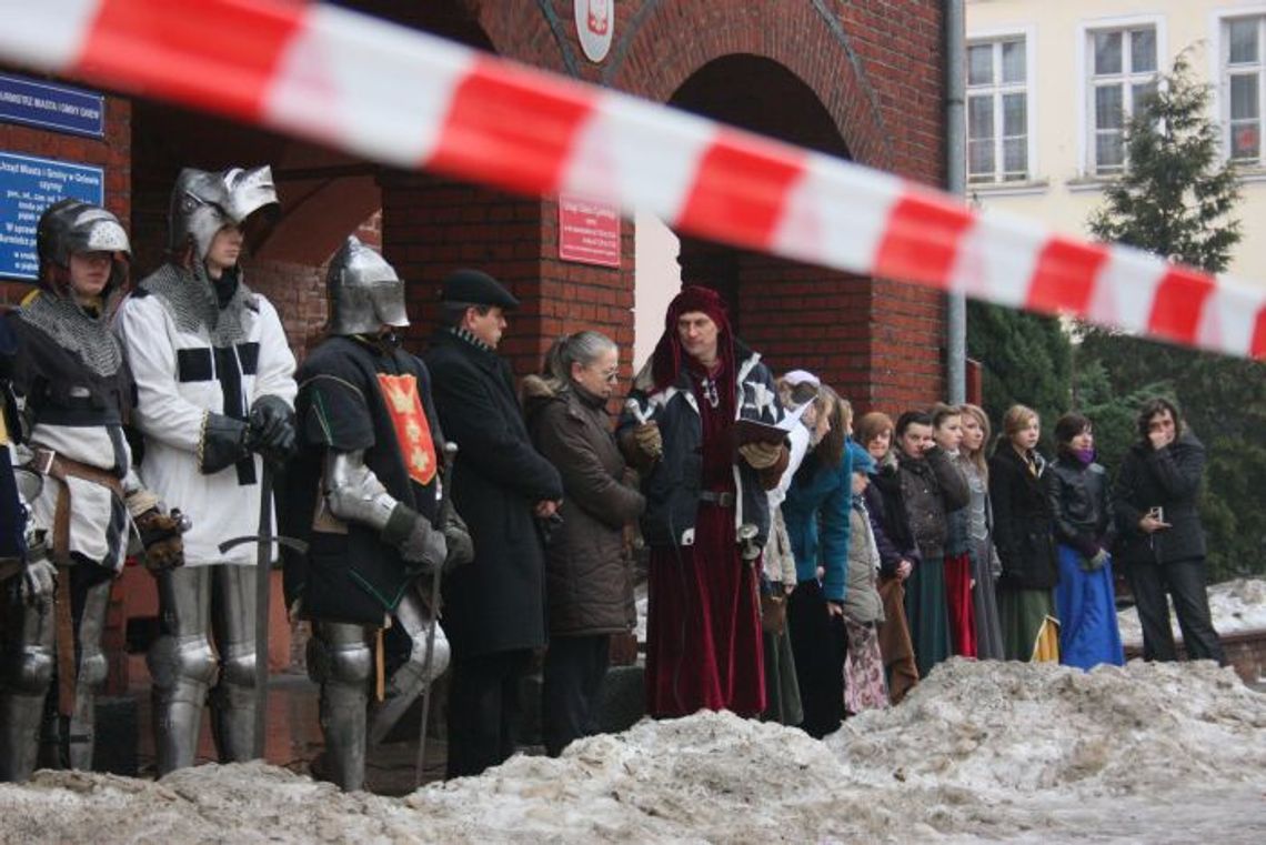 Wokół kontrowersyjnej sprzedaży Wzgórza Zamkowego - rycerze manifestowali w Gniewie Wokół kontrowersyjnej sprzedaży Wzgórza Zamkowego - rycerze manifestowali w Gniewie