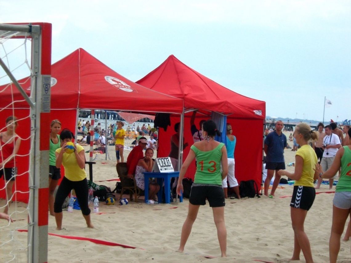 Wolontariusze mile widziani. Piłka ręczna na plaży Wolontariusze mile widziani. Piłka ręczna na plaży