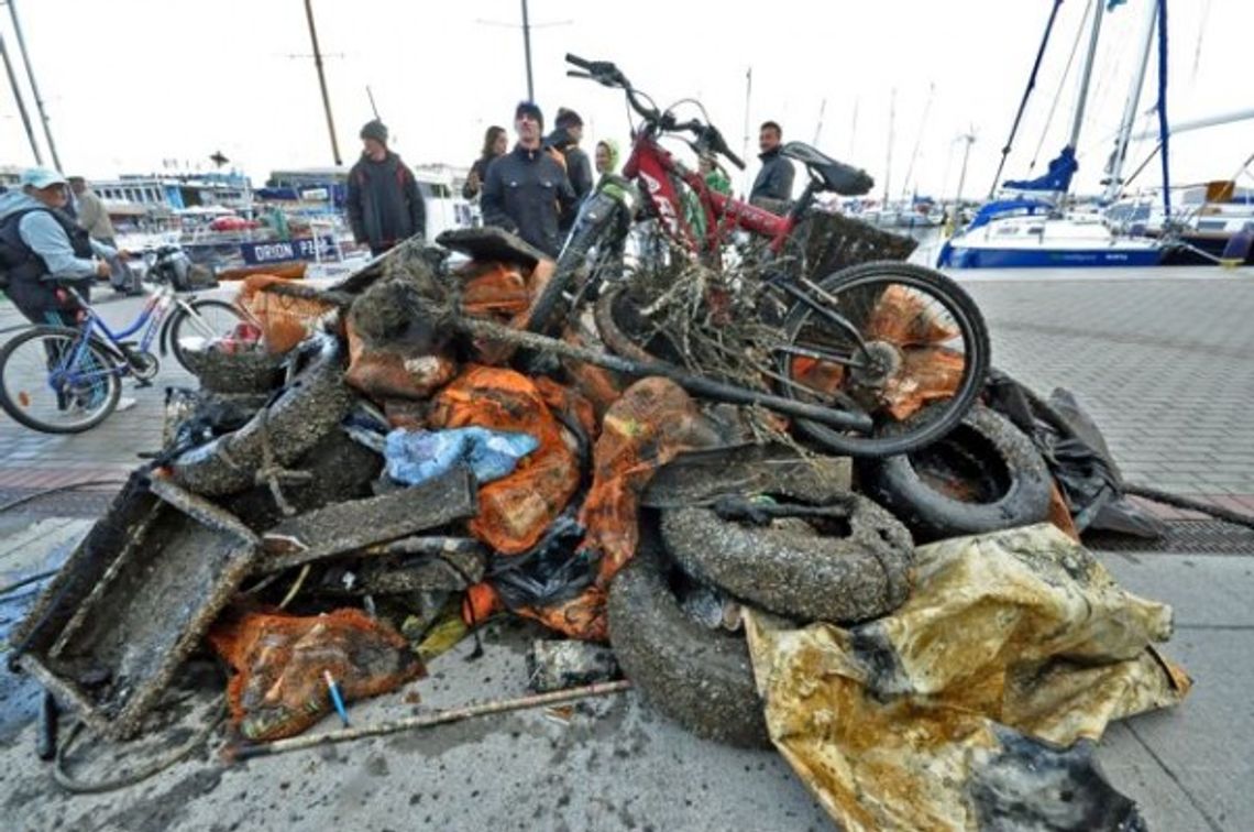 Wózek z supermarketu, wiadro, wanna... 2 tony śmieci na dnie Wózek z supermarketu, wiadro, wanna... 2 tony śmieci na dnie