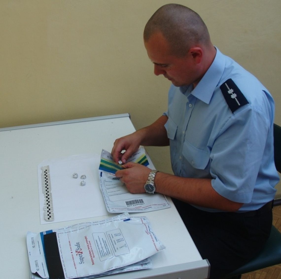 Wpadka drogowa ze „złotkami” z amfetaminą Wpadka drogowa ze „złotkami” z amfetaminą