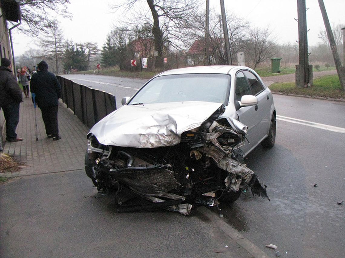 Wpadł w poślizg i uderzył w TIR-a Wpadł w poślizg i uderzył w TIR-a