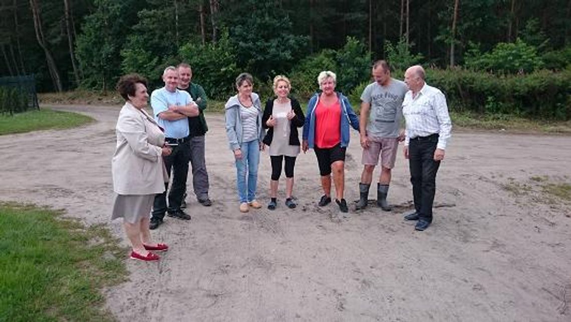 Wyboista droga pełna problemów. Mieszkańcy chcą równej drogi i bezpiecznego skrzyżowania Wyboista droga pełna problemów. Mieszkańcy chcą równej drogi i bezpiecznego skrzyżowania