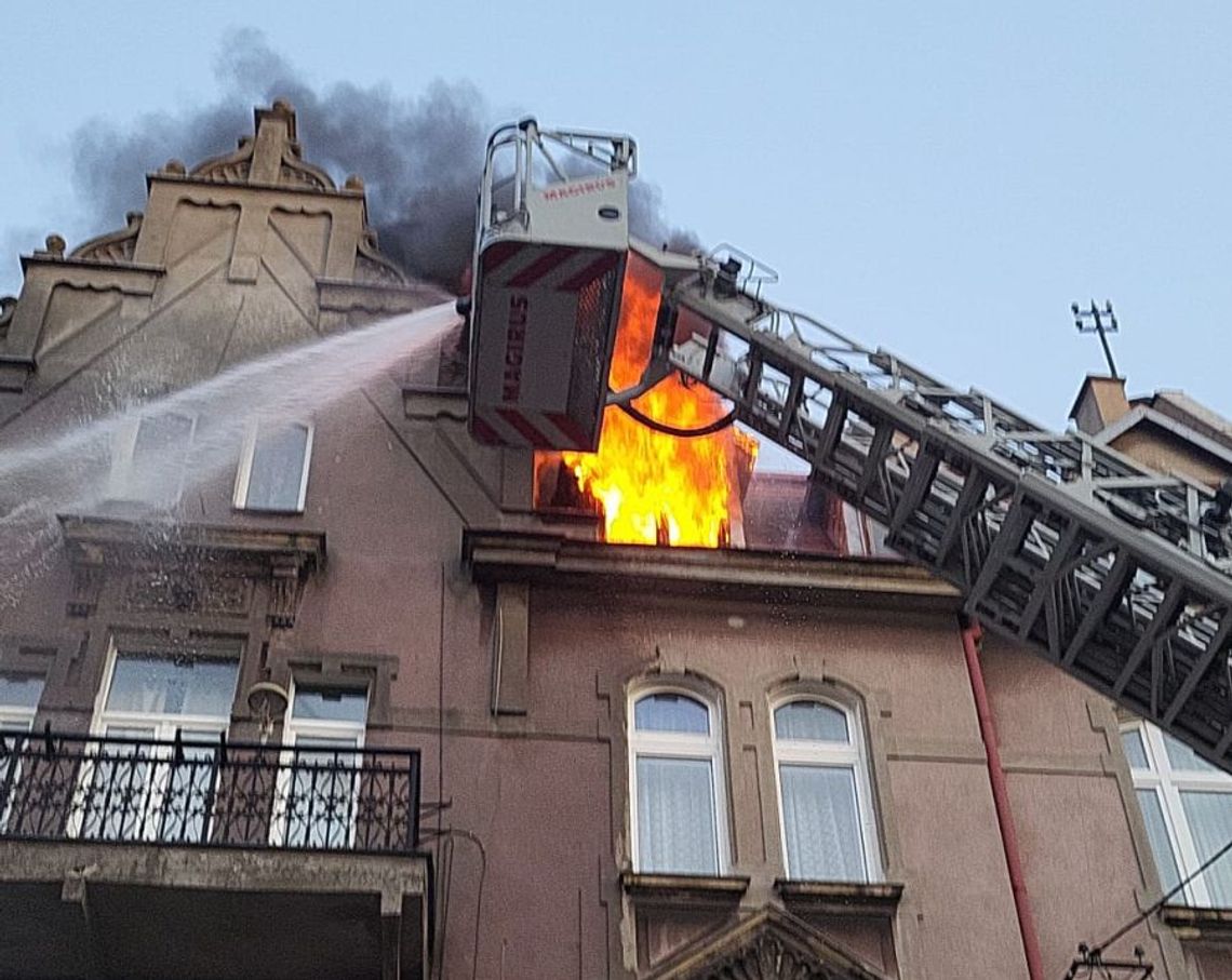 Wybuch ognia w kamienicy na Starym Mieście w Tczewie! Z pożarem walczy 9 zastępów strażackich