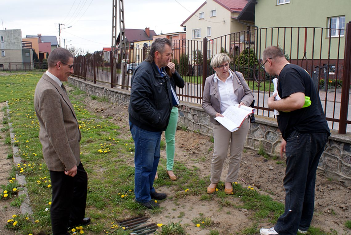 Wybudują boisko oraz plac zabaw tuż pod szkołą. Prace ruszyły Wybudują boisko oraz plac zabaw tuż pod szkołą. Prace ruszyły