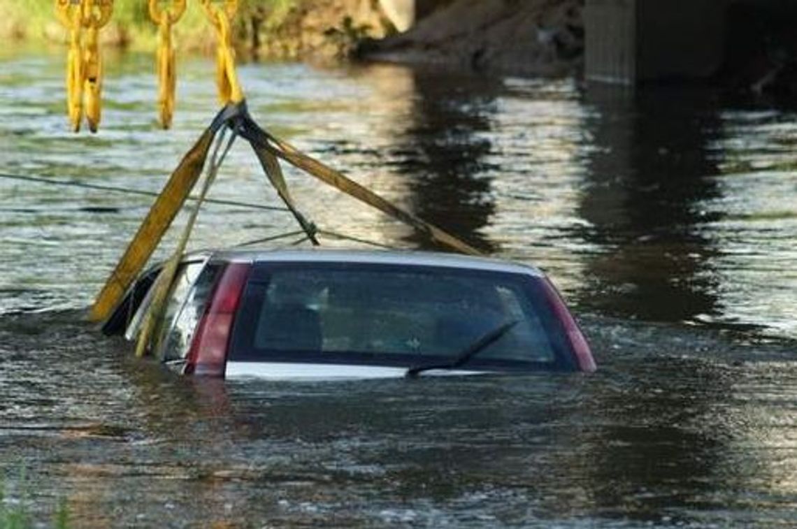 Wyciągnęli samochód z Wierzycy. Jak się tam znalazł? Wyciągnęli samochód z Wierzycy. Jak się tam znalazł?