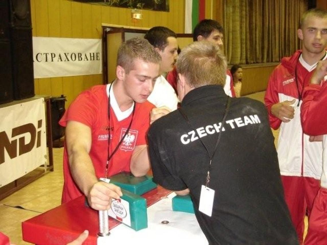 Wycisnął medale na dwie ręce Wycisnął medale na dwie ręce