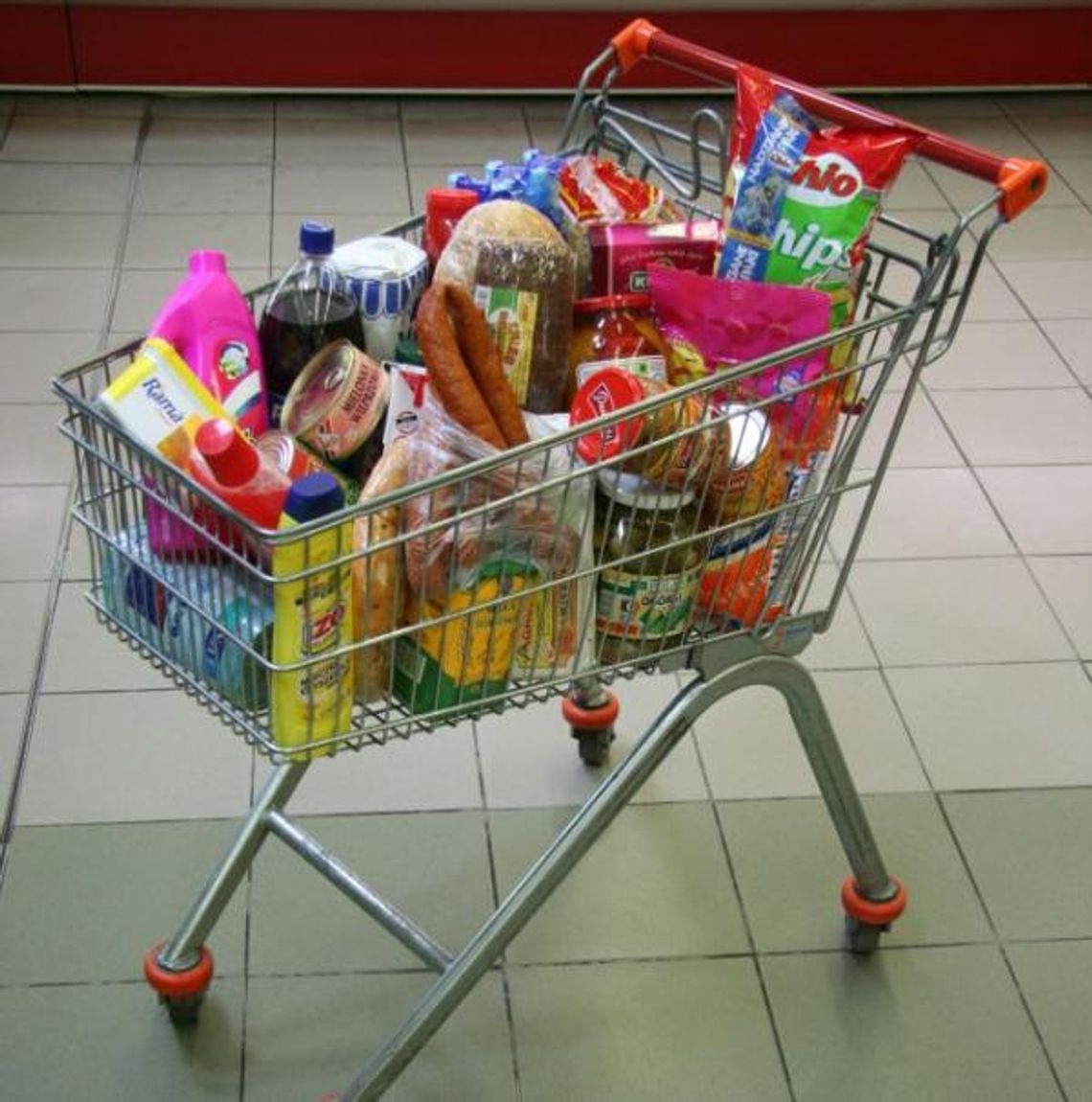 Wyjechał z supermarketu z naładownym wózkiem