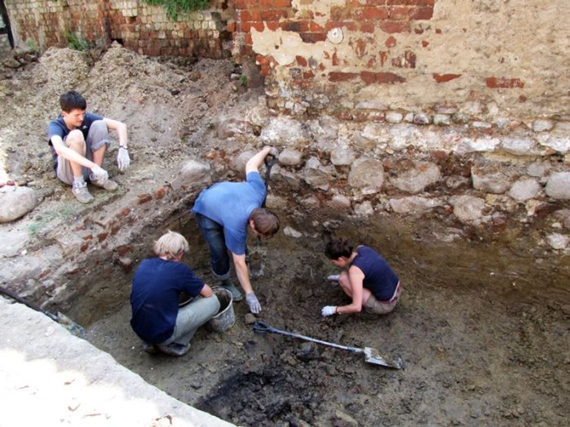Wykop z średniowieczną ceramiką Wykop z średniowieczną ceramiką