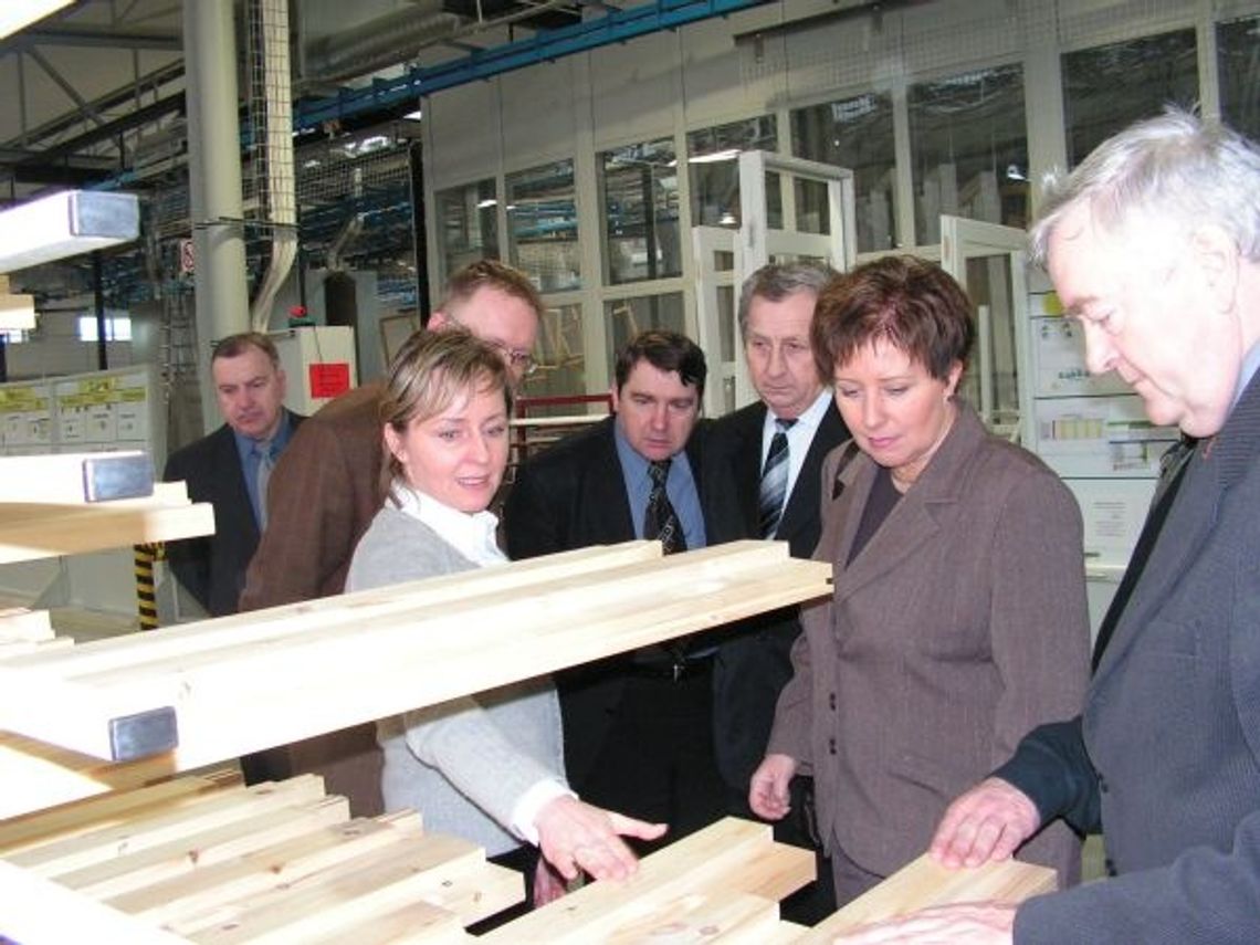 Wykorzystują położenie dla korzyści gospodarczych. Po pierwsze: miejsca pracy Wykorzystują położenie dla korzyści gospodarczych. Po pierwsze: miejsca pracy