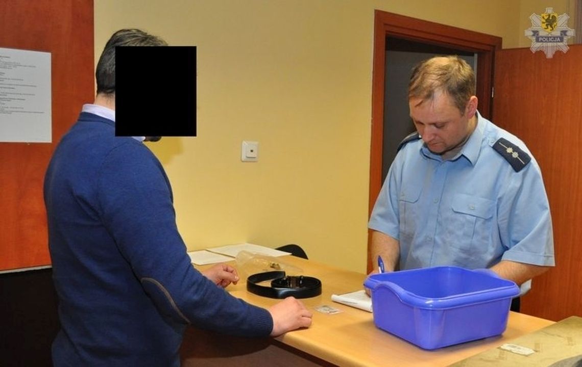 Wyłudzili 13 tys. zł od 68-letniej mieszkanki Kociewia. Dziś są już w rękach policji. Wyłudzili 13 tys. zł od 68-letniej mieszkanki Kociewia. Dziś są już w rękach policji.