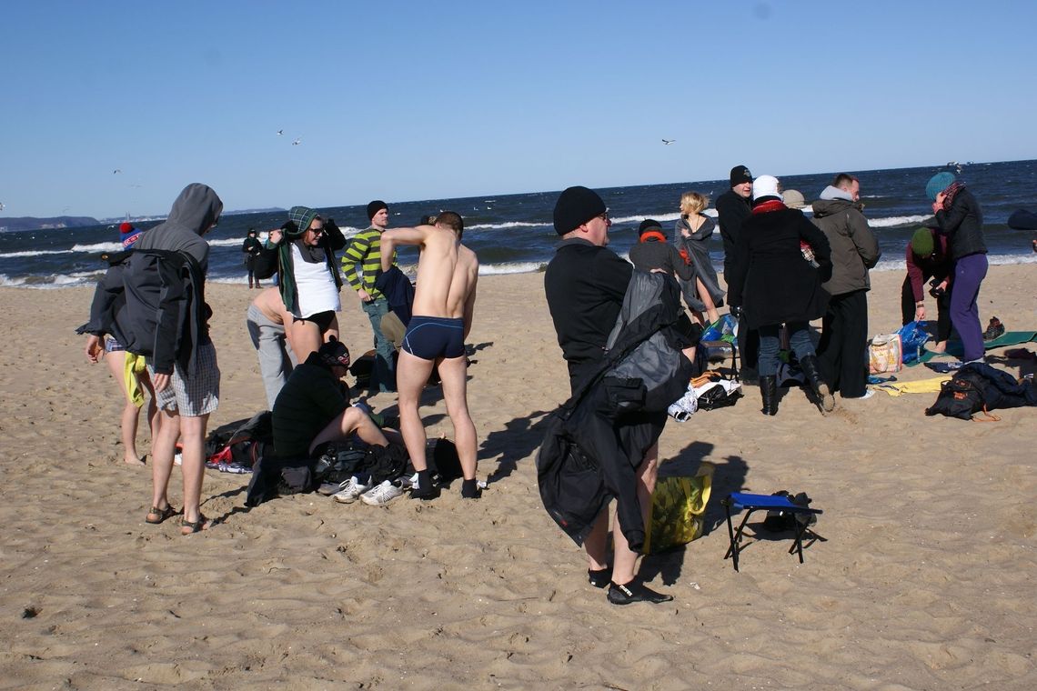 Wymarzona pogoda na kąpiel. Morsy gdańskie w Brzeźnie na wysokiej fali