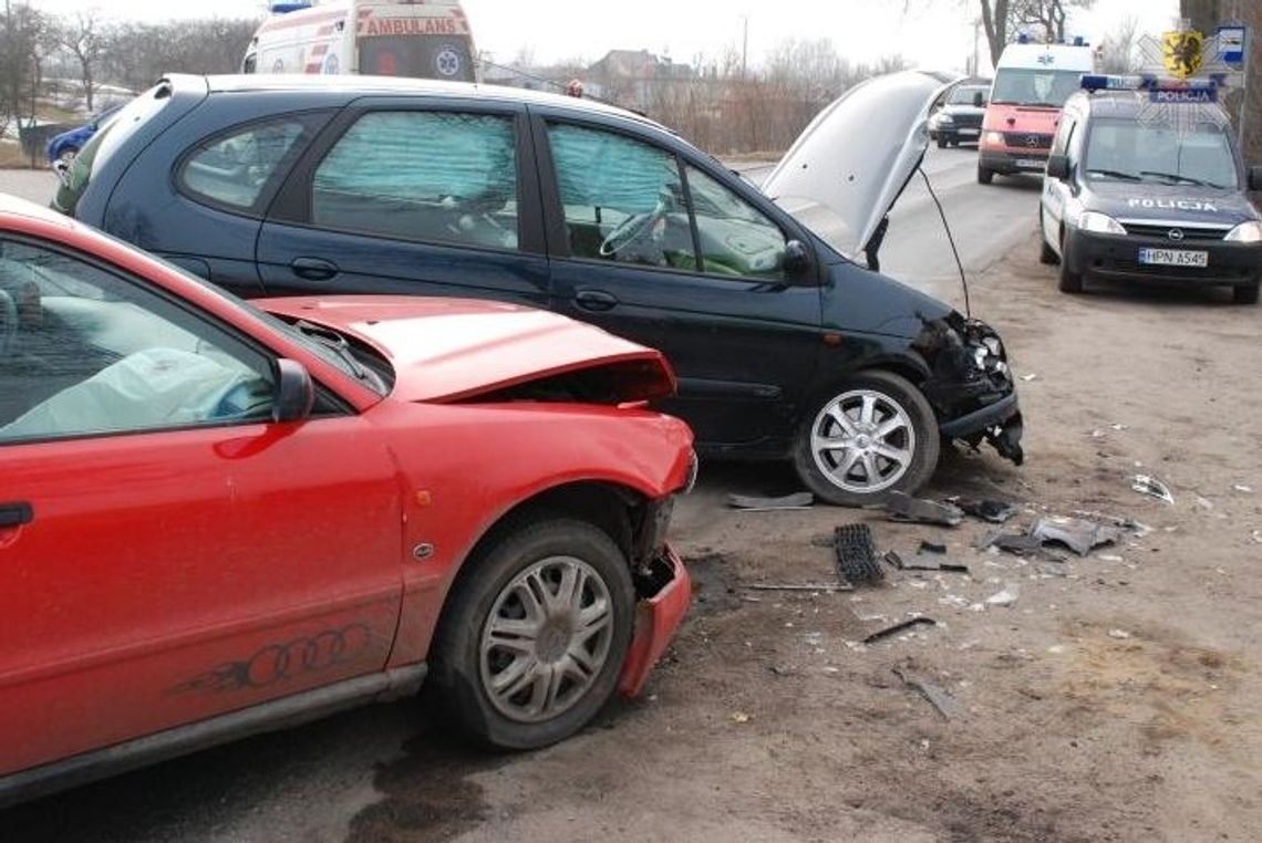 Wymusił pierszeństwo, troje dzieci i pasażerka ranni