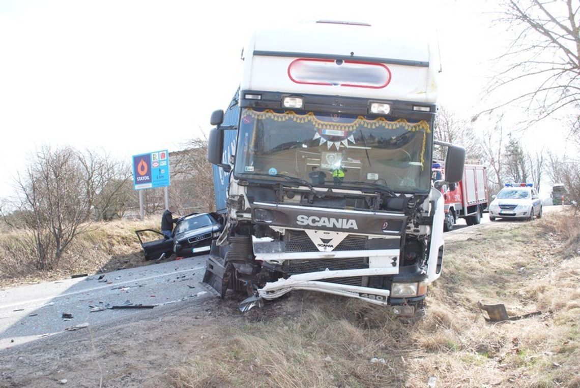 Wypadek audi z TIR-em, ranny kierowca jest w szpitalu Wypadek audi z TIR-em, ranny kierowca jest w szpitalu