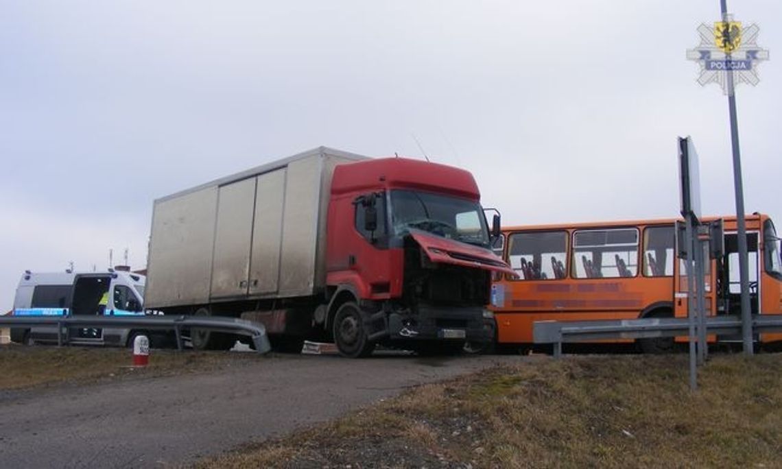 Wypadek autobusu wożącego dzieci do szkoły Wypadek autobusu wożącego dzieci do szkoły
