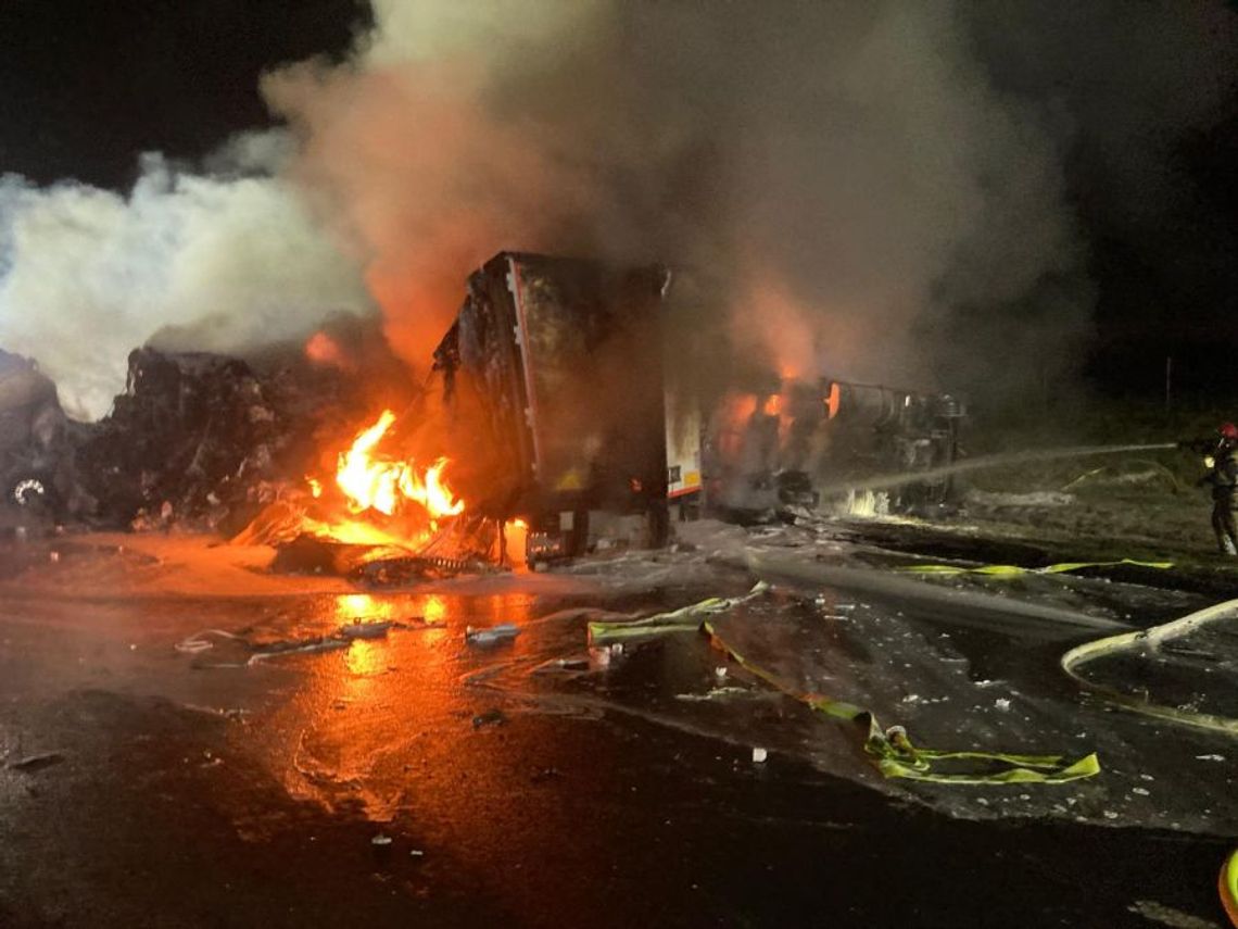 [FOTO.] Wypadek na autostradzie A1. Dwie ciężarówki stanęły w ogniu AKTUALIZACJA MATERIAŁU