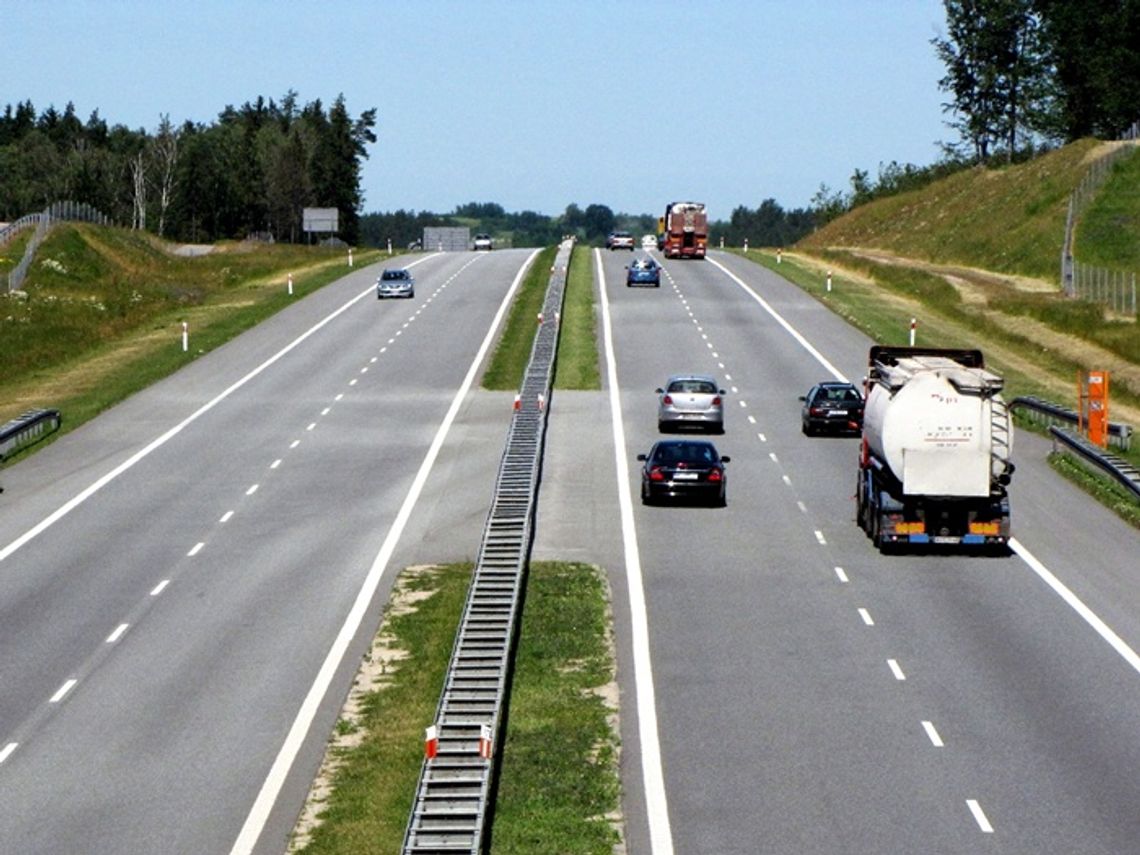 Wypadek na autostradzie. Rozsypany keramzyt z TIR-a Wypadek na autostradzie. Rozsypany keramzyt z TIR-a