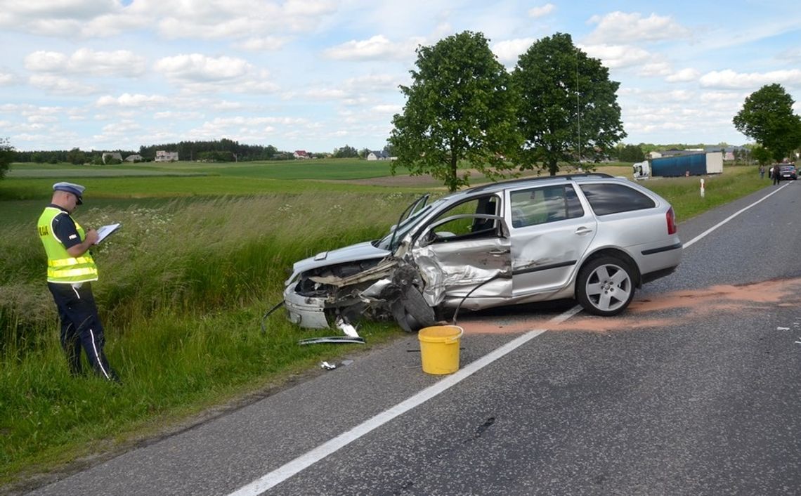 Wypadek na DK22 w Rokocinie. 22-letni mieszkaniec Gdańska trafił do szpitala.