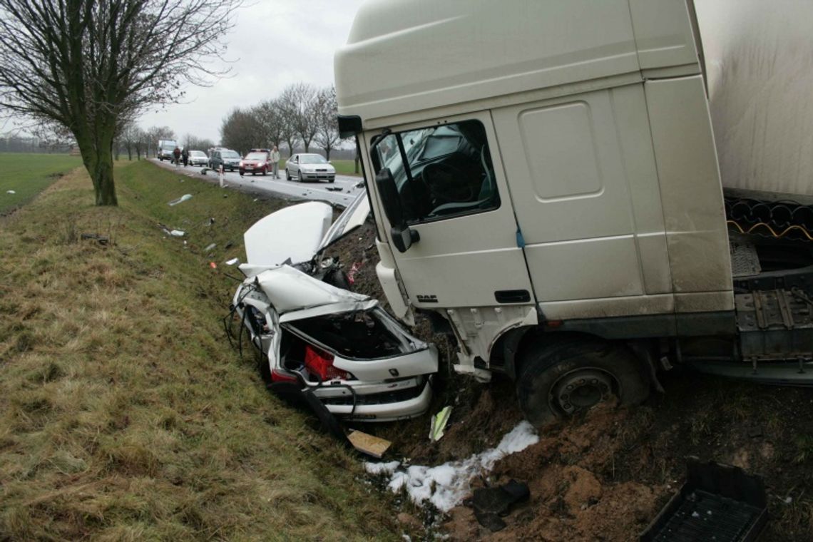 Wypadek na krajowej siódemce. Zginął 23-letni kierowca Wypadek na krajowej siódemce. Zginął 23-letni kierowca