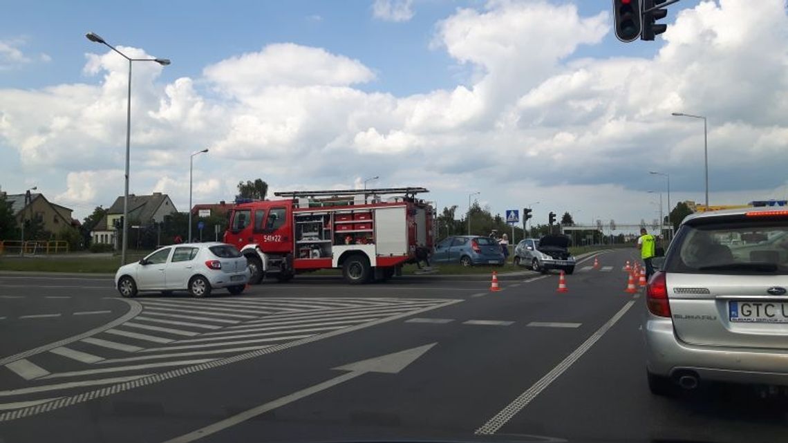 Wypadek na skrzyżowaniu Al. Solidarności i ul. Wojska Polskiego Wypadek na skrzyżowaniu Al. Solidarności i ul. Wojska Polskiego
