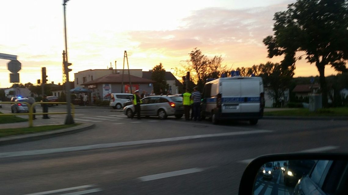 WYPADEK: Samochód potrącił rowerzystę. Ranny trafił do szpitala WYPADEK: Samochód potrącił rowerzystę. Ranny trafił do szpitala
