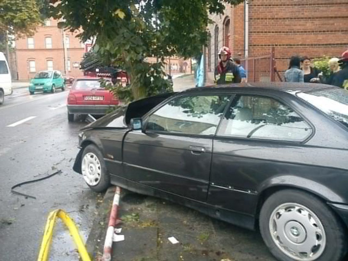 Wypadek samochodowy. Pędził przez centrum Tczewa – rozbił się na drzewie Wypadek samochodowy. Pędził przez centrum Tczewa – rozbił się na drzewie