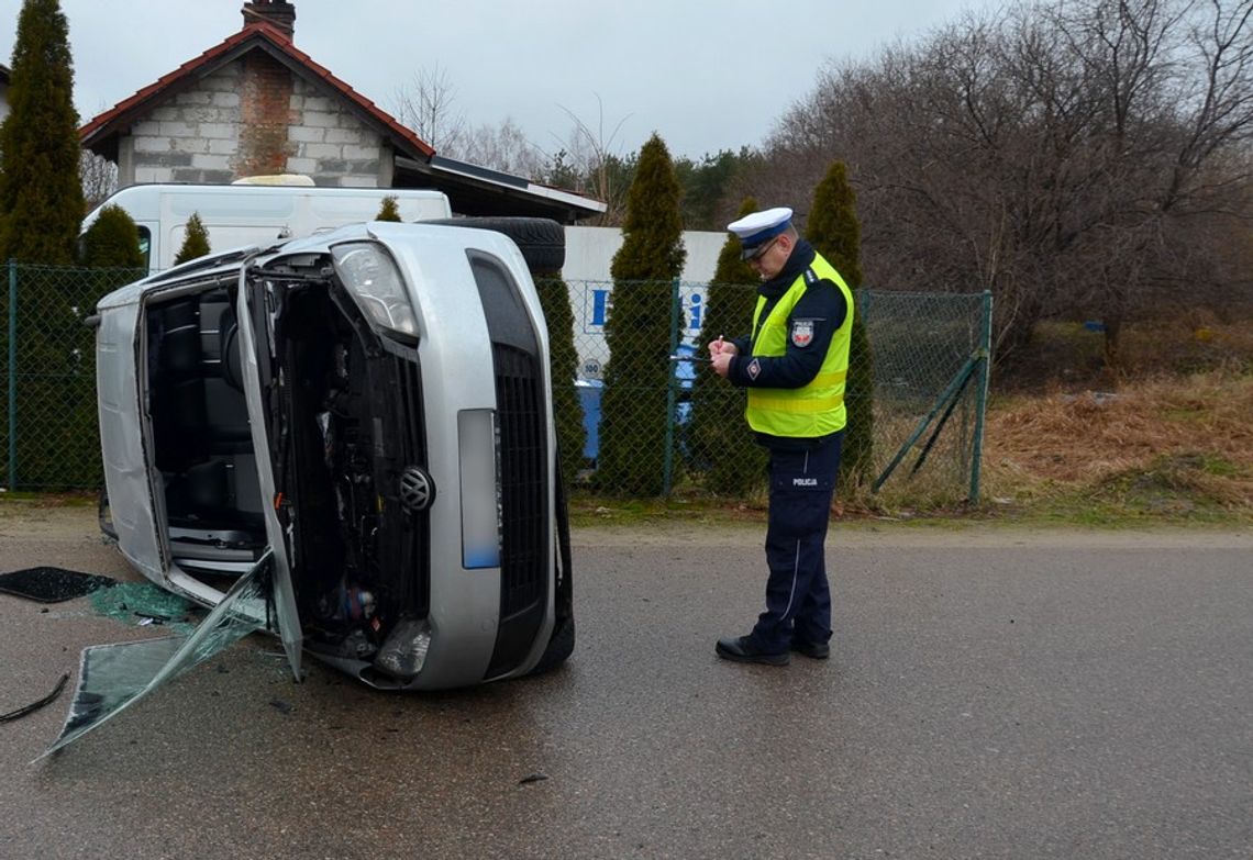 Wypadek w Demlinie. Auto na boku, jedna osoba w szpitalu