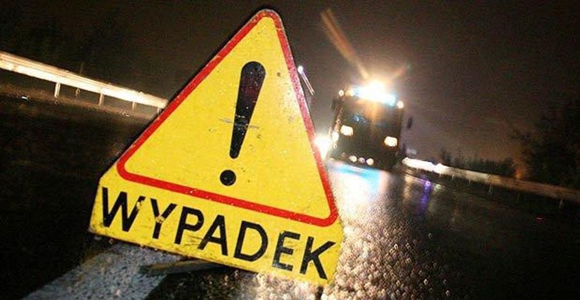 Wypadek w Radunicy - samochód zatrzymał się w rowie wypełnionym wody Wypadek w Radunicy - samochód zatrzymał się w rowie wypełnionym wody