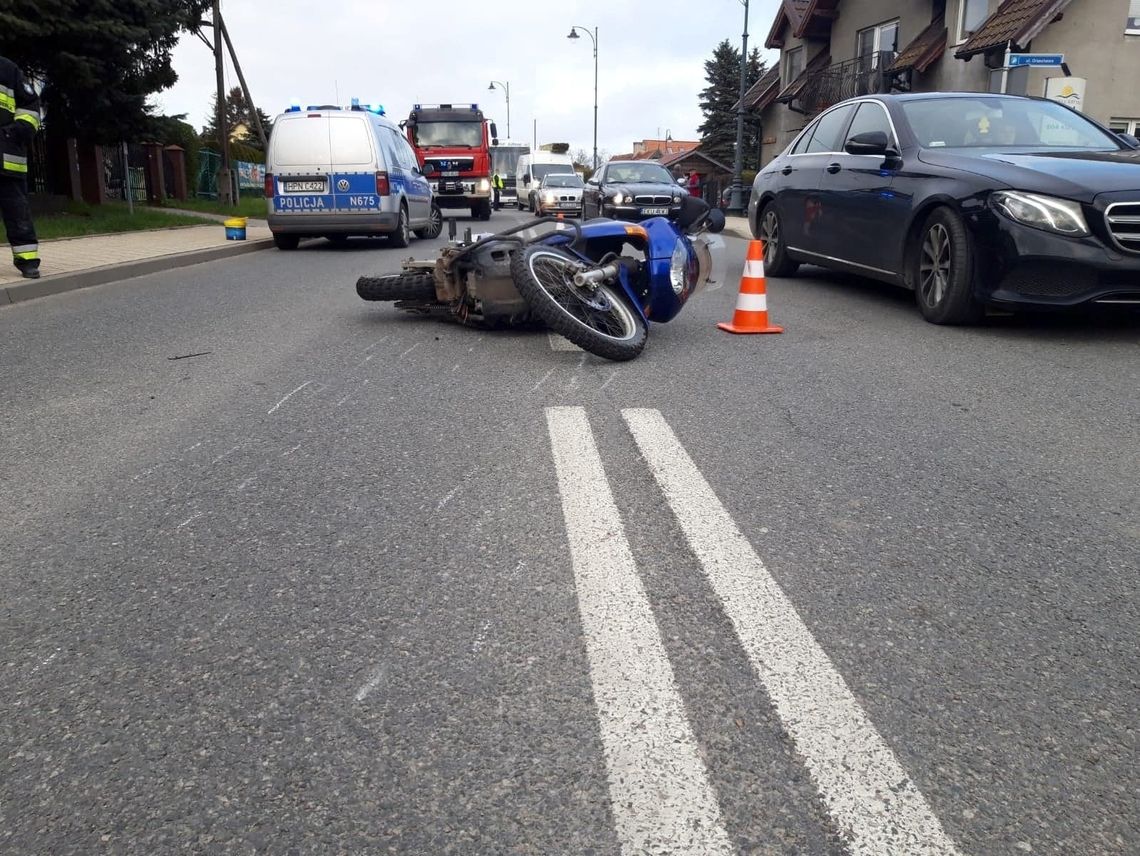 Wypadek z udziałem motocyklisty i pasażera. Obaj jechali bez kasków