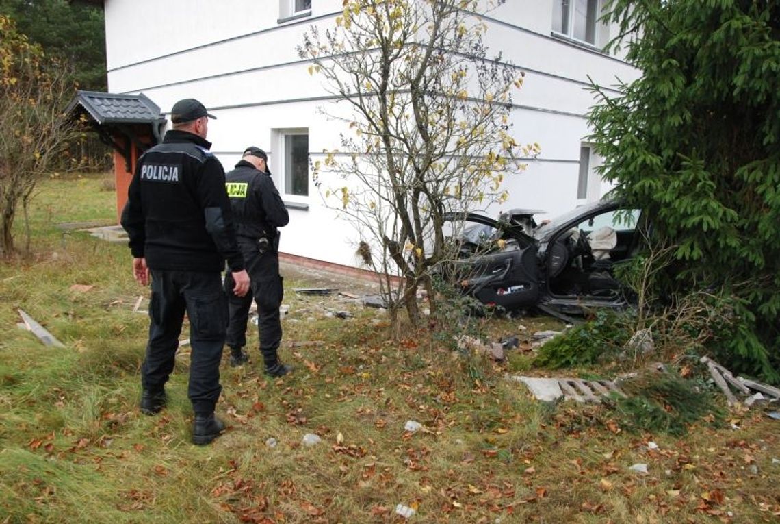 Wypadł z drogi i uderzył w dom. Do szpitala przetransportował go helikopter, ale też zabezpieczono krew sprawcy. Wypadł z drogi i uderzył w dom. Do szpitala przetransportował go helikopter, ale też zabezpieczono krew sprawcy.