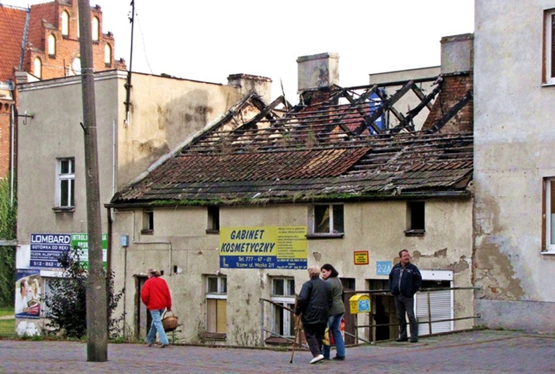 Wypalona ruina straszy w centrum miasta