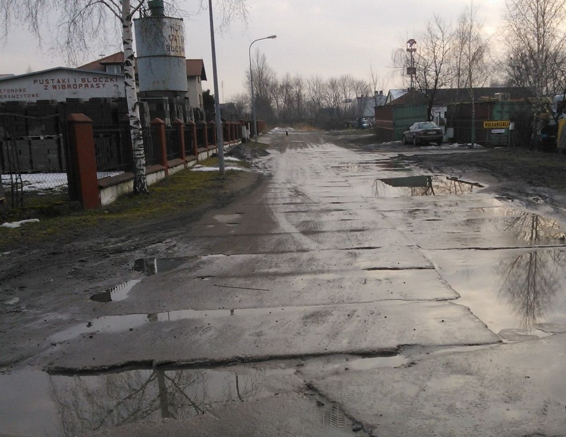 Wyprosili utwardzenie dojazdu do pracy. Wykonano… część drogi