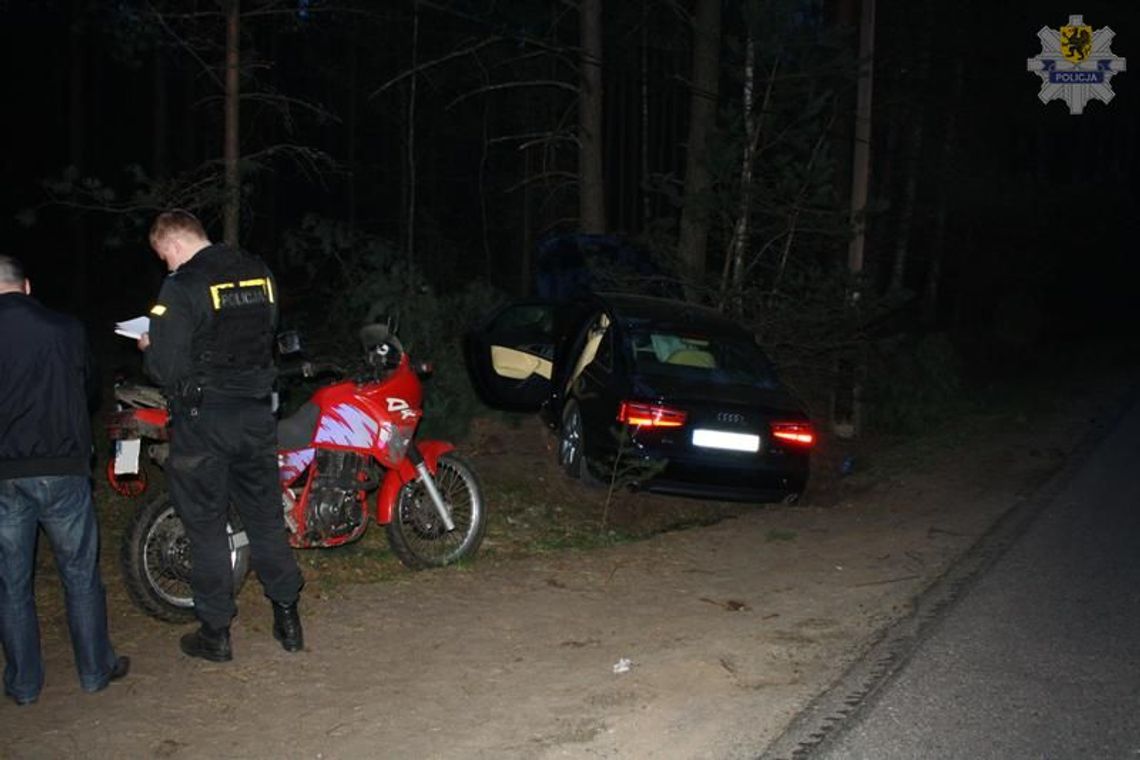 Wyprzedzał motocykl i wjechał w drzewo