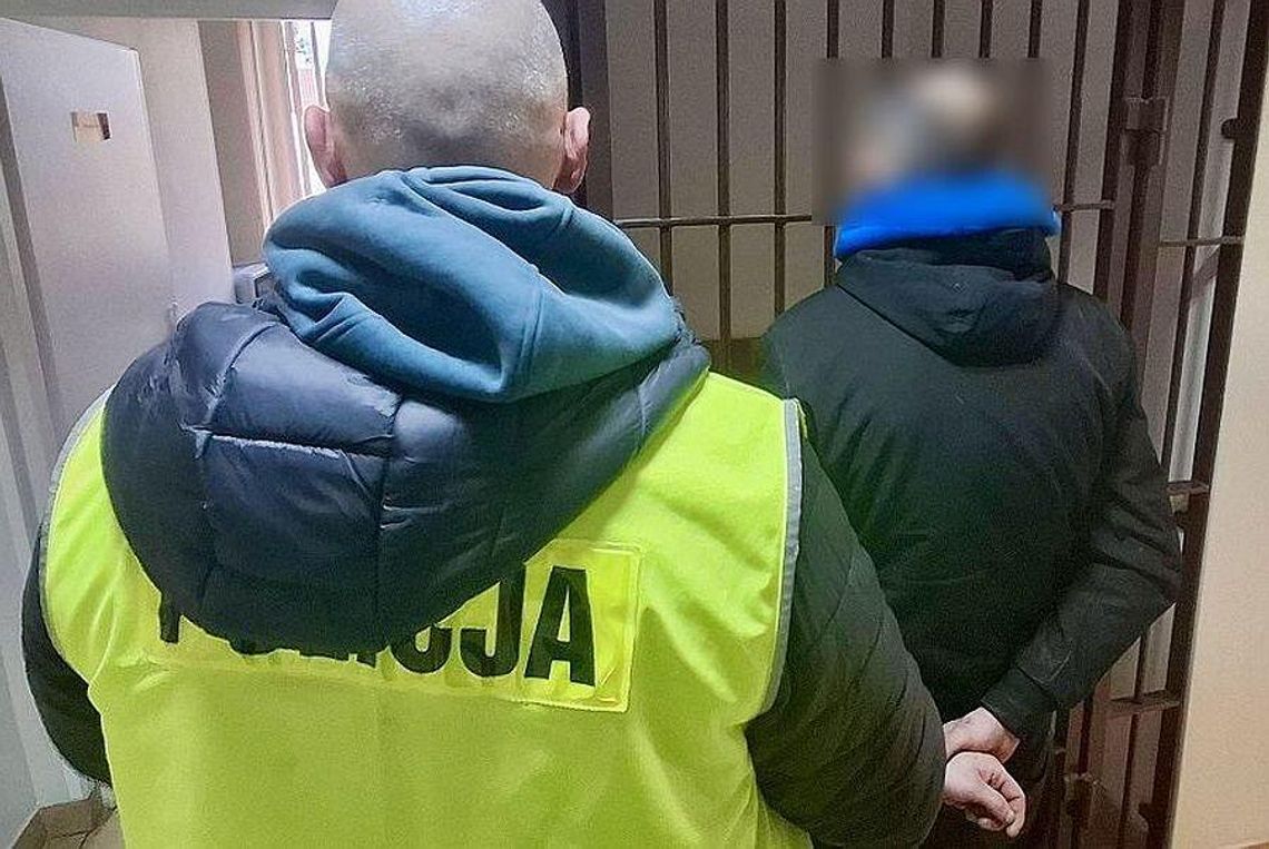 Wyrwali izolację budynku szkolnego. Straty sięgnęły kilka tysięcy złotych Wyrwali izolację budynku szkolnego. Straty sięgnęły kilka tysięcy złotych