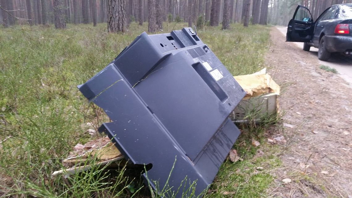Wyrzucają co popadnie. Telewizory, lodówki, meble. Mieszkańcy zawożą śmieci do lasów?