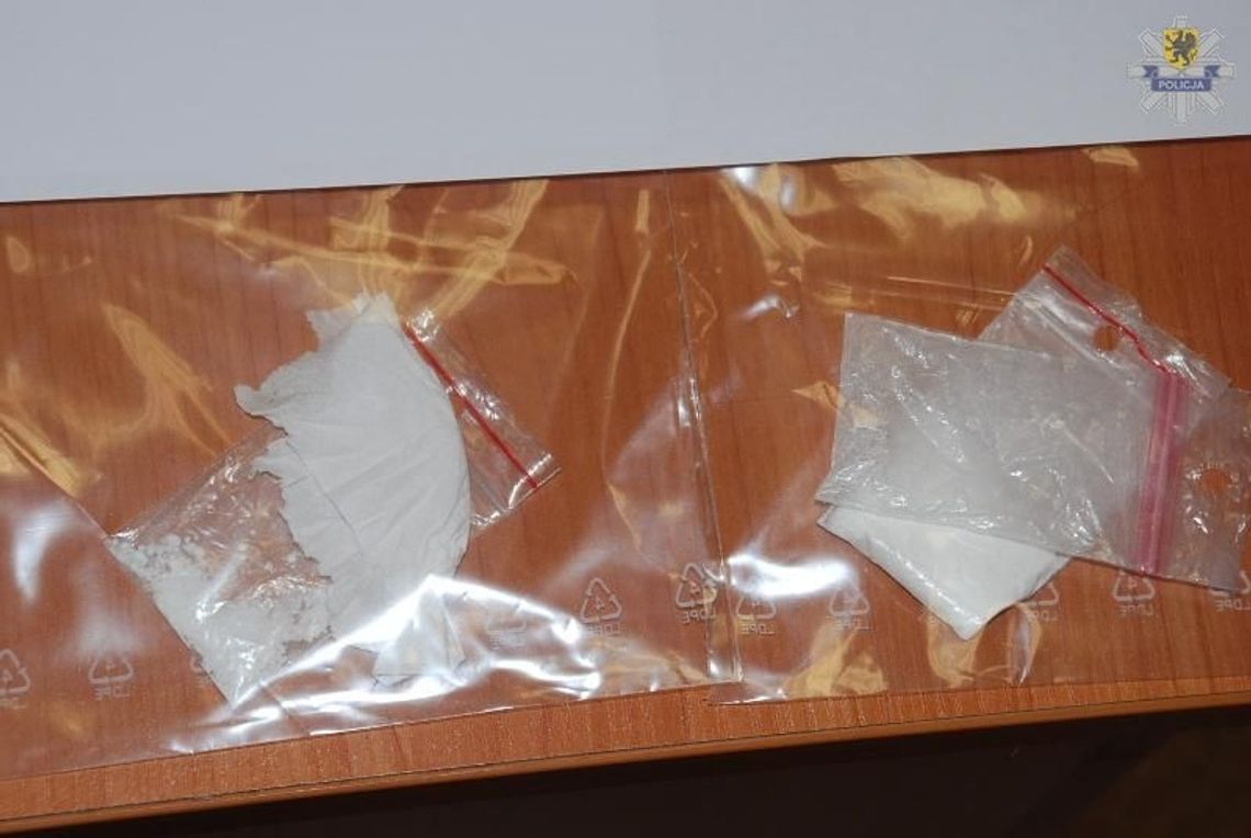 Wyrzucał "działki" przez okno, prosto pod nogi policjantów Wyrzucał "działki" przez okno, prosto pod nogi policjantów