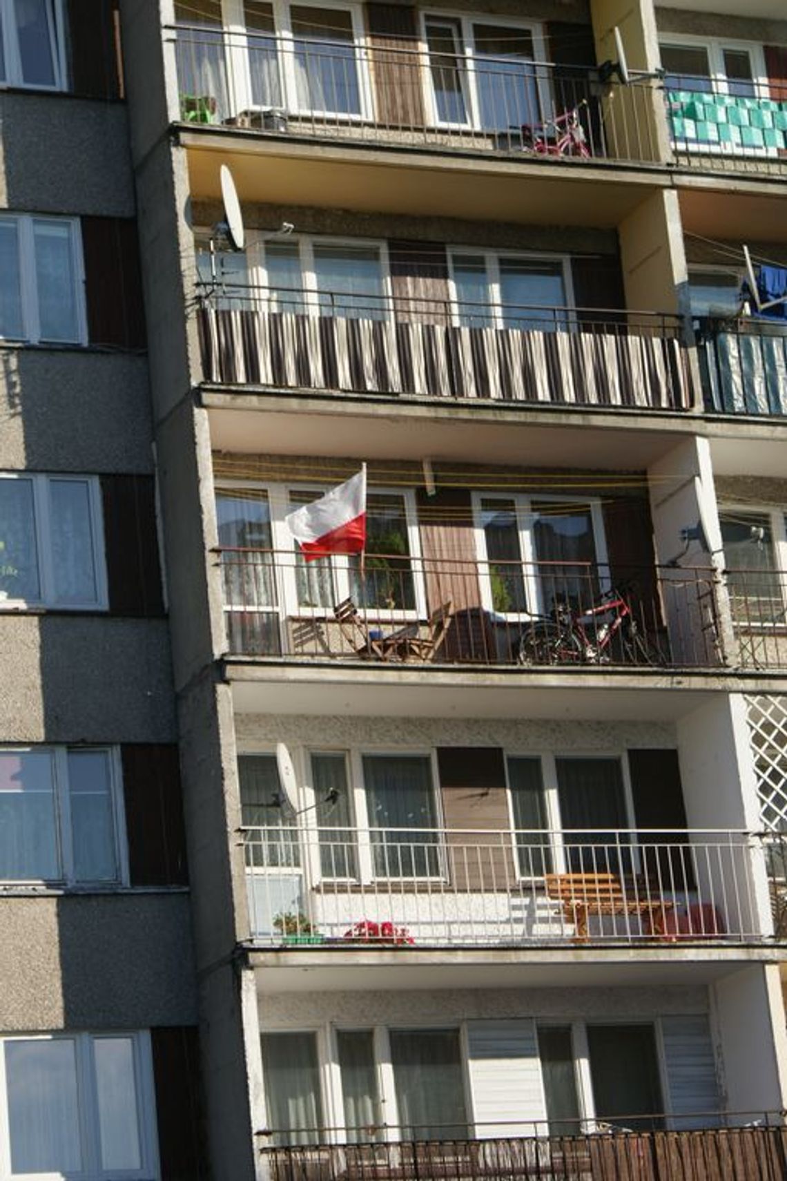 Wyskoczył z domu przez okno... Wyskoczył z domu przez okno...