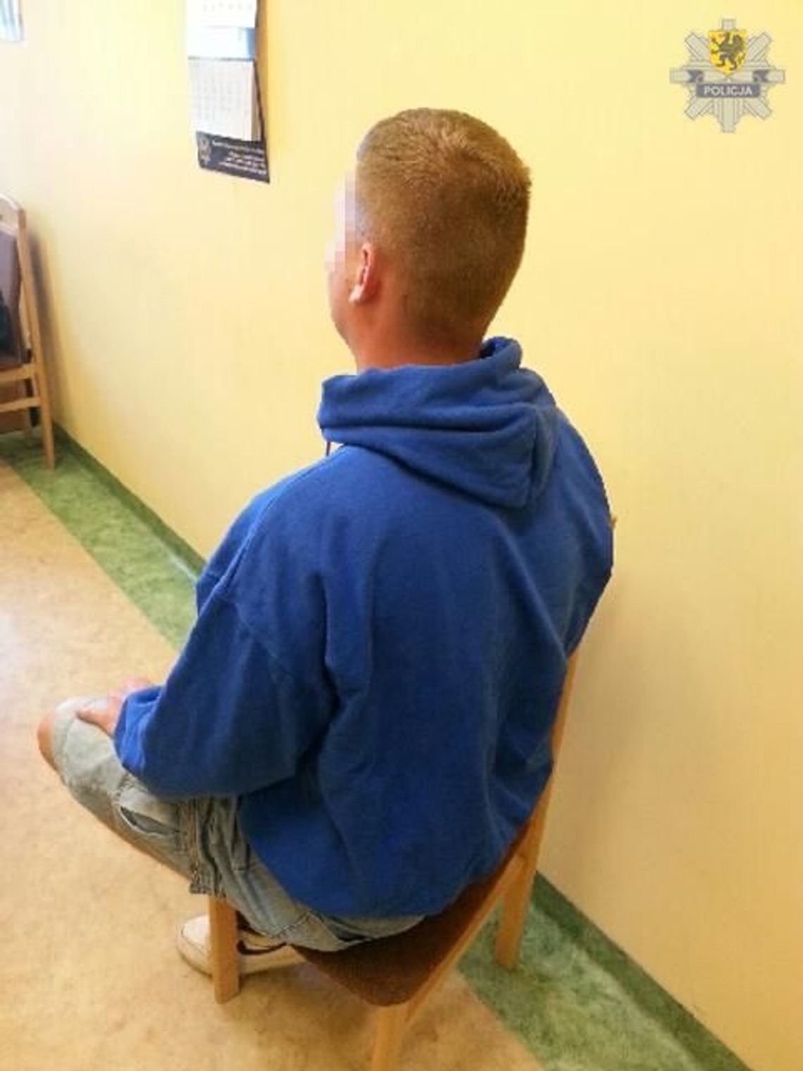 Wystawił na aukcji bluzy sportowe, kasował i wysyłał stare ręczniki