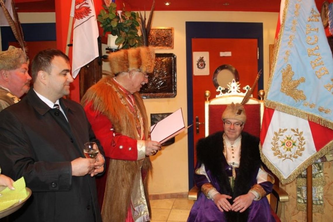 Wystrzeliwują trofea, tytuły i odkrywają historię Wystrzeliwują trofea, tytuły i odkrywają historię