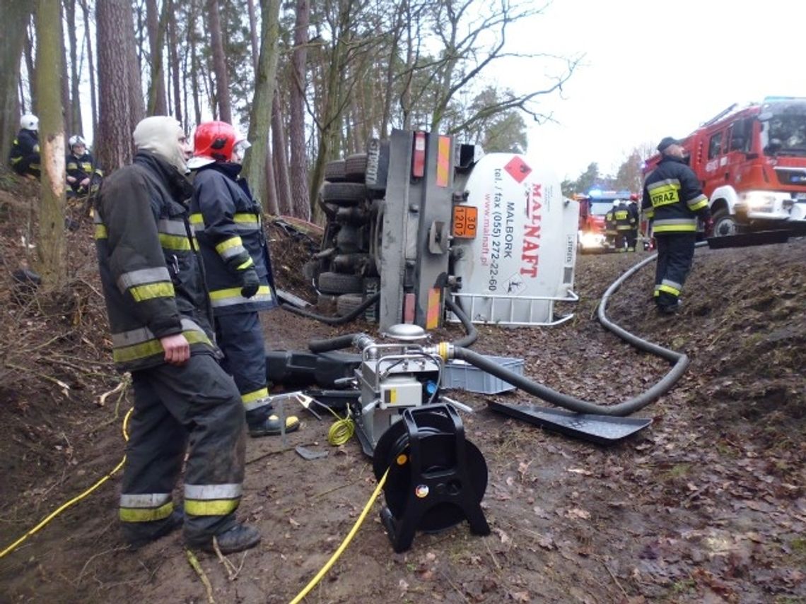 Wywróciła się cysterna z olejem Wywróciła się cysterna z olejem