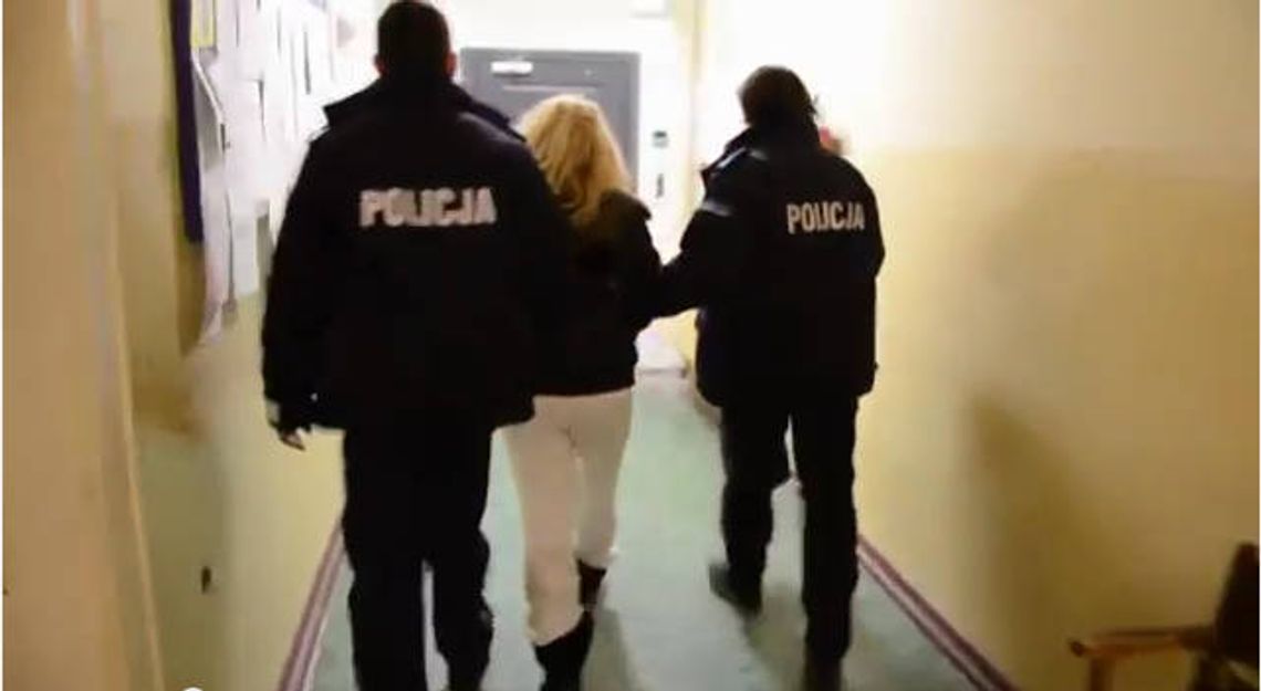 Z 2,5 promilami zasnęła w samochodzie na środku ulicy Z 2,5 promilami zasnęła w samochodzie na środku ulicy