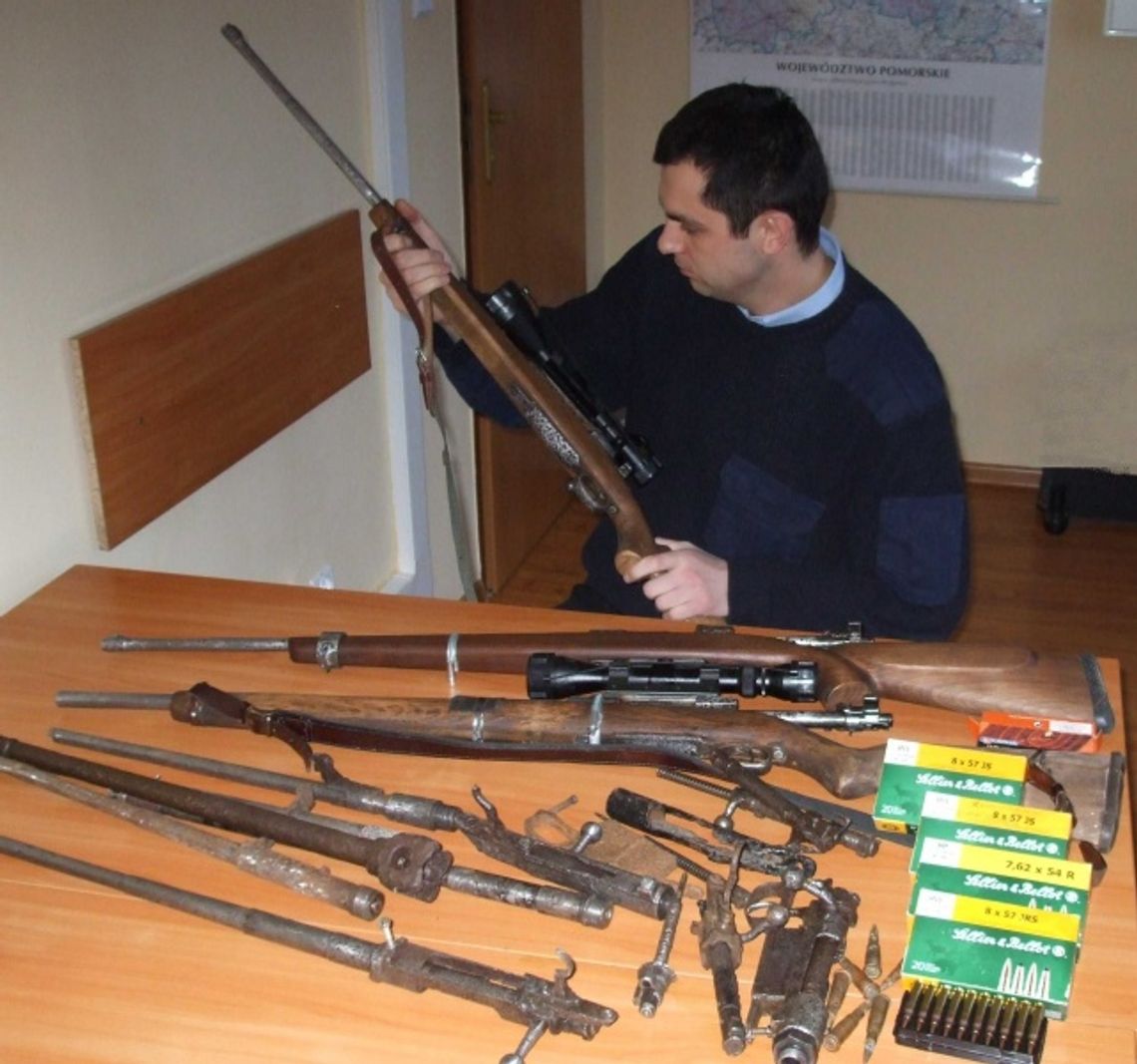 Z bronią w łóżku. Nielegalny zbiór broni palnej Z bronią w łóżku. Nielegalny zbiór broni palnej