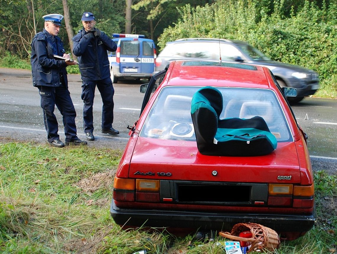 Z drogi leśnej audi prosto w nissana. Cztery osoby ranne 