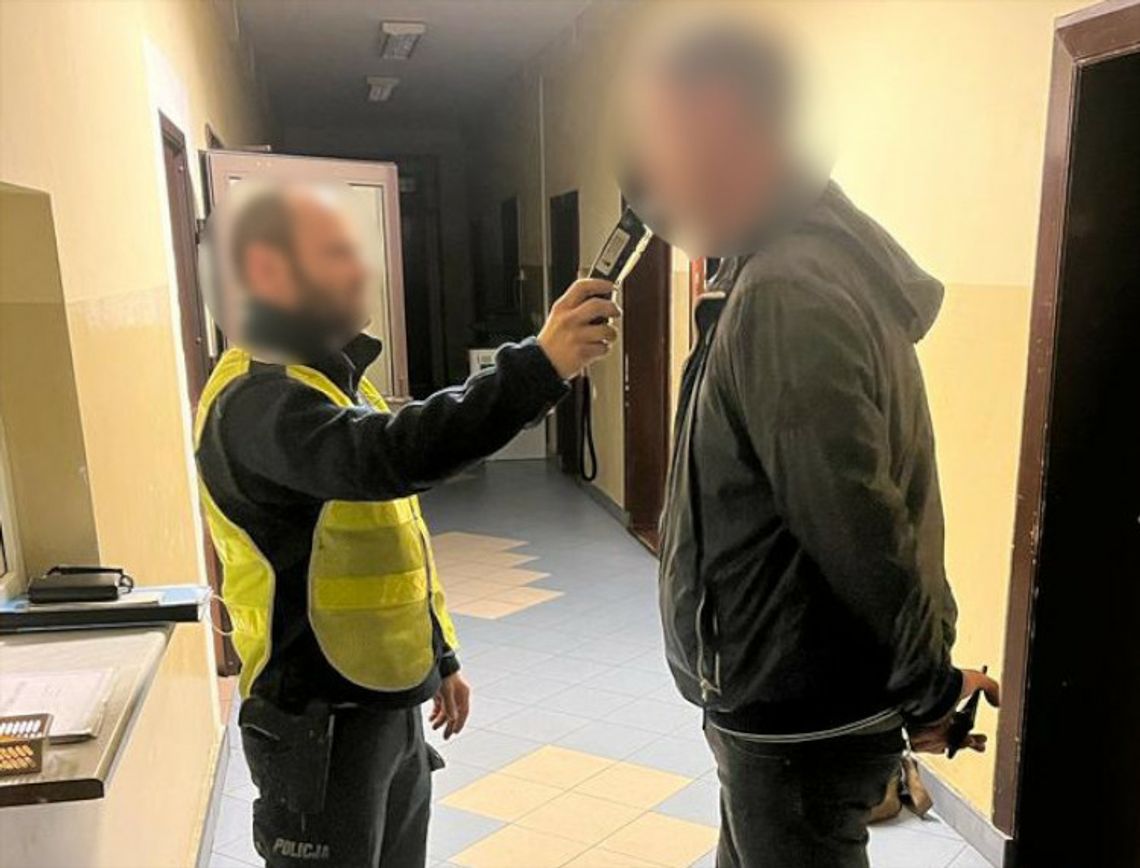 Z dużą prędkością wyprzedził radiowóz. Dziesiąty raz stracił prawo jazdy Z dużą prędkością wyprzedził radiowóz. Dziesiąty raz stracił prawo jazdy