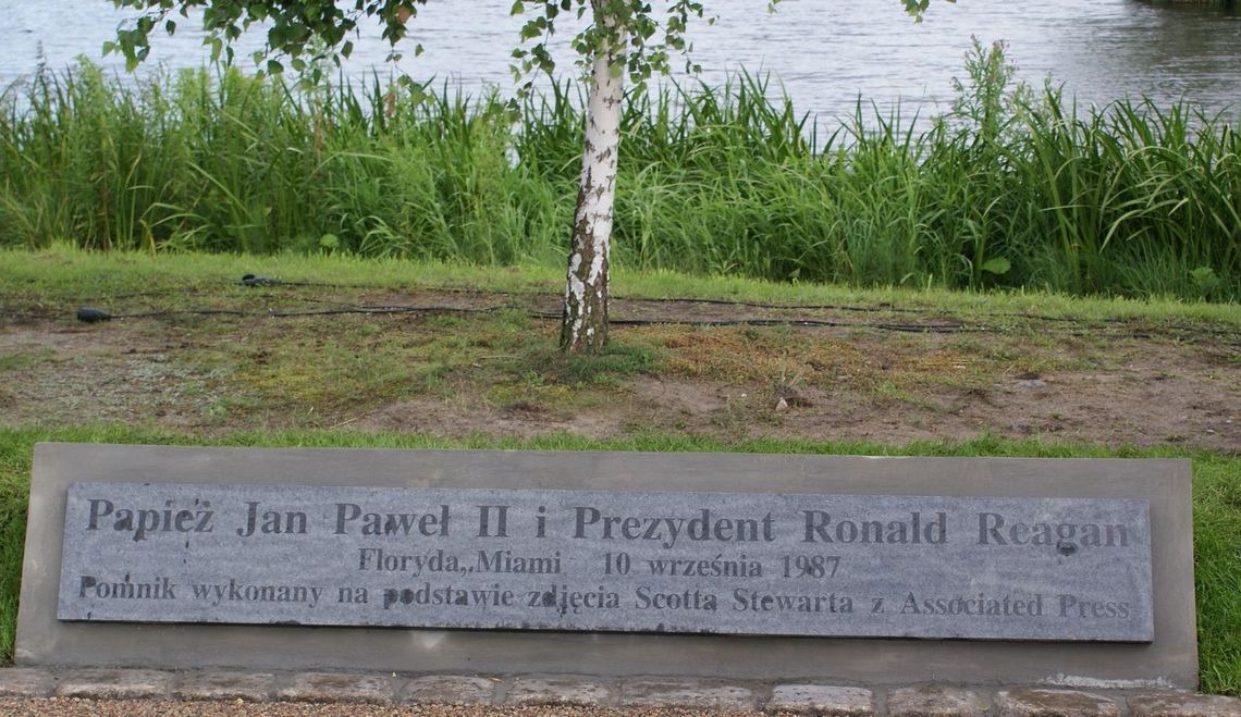 Z &quot;Godnością&quot; pod pomnikiem prezydenta i papieża. &quot;Szczęśliwego 4 lipca&quot;