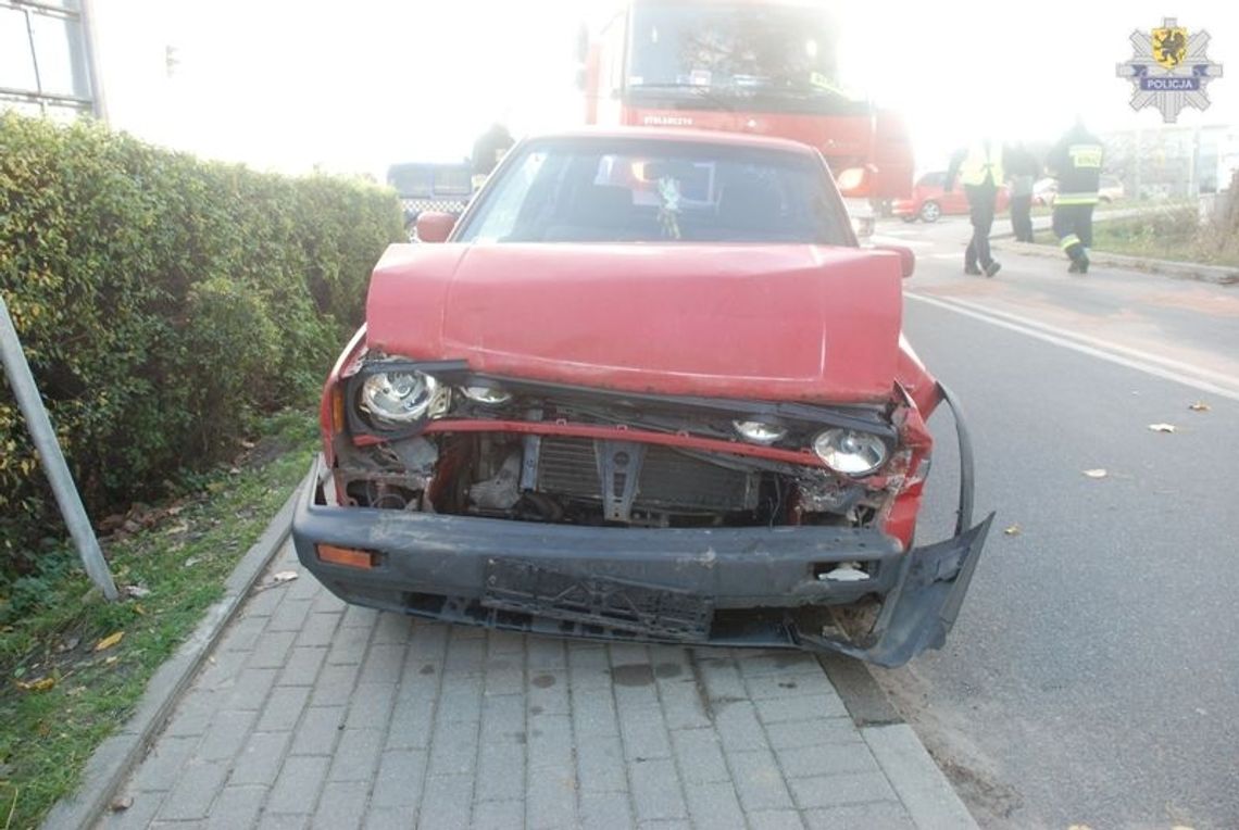 Z impetem w oczekujące auta, jedna osoba została ranna Z impetem w oczekujące auta, jedna osoba została ranna