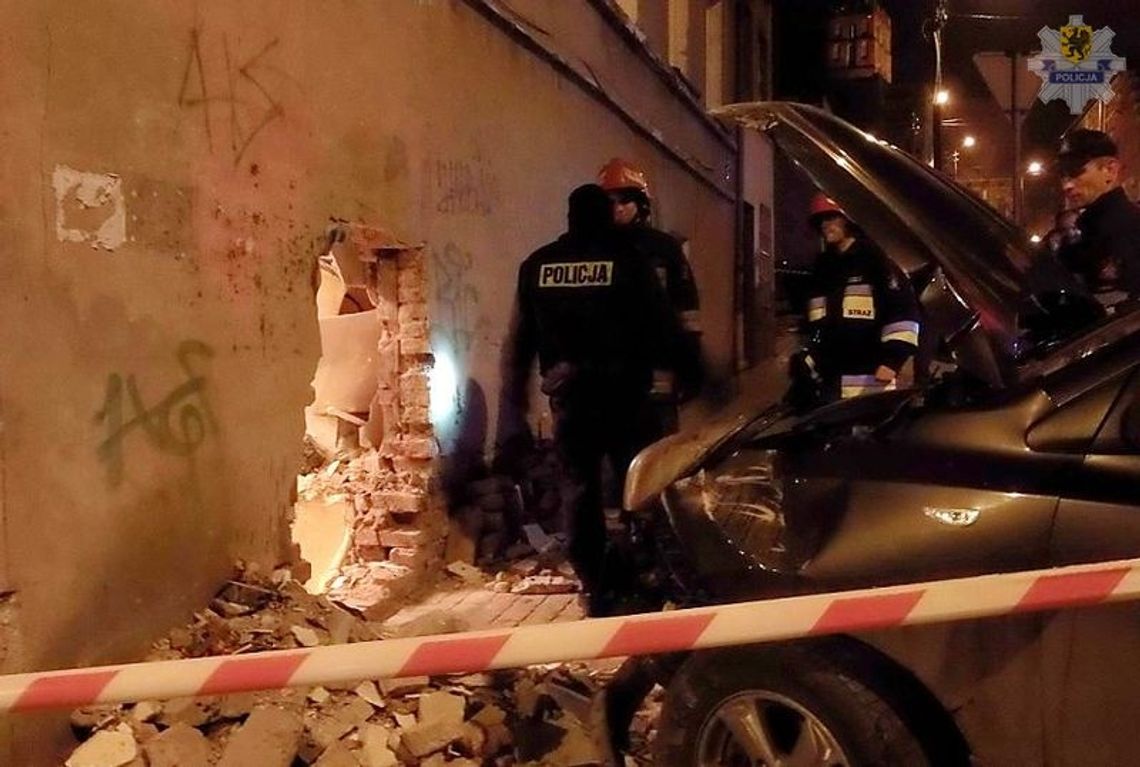 Z impetem wjechał w budynek mieszkalny z 20 osobami Z impetem wjechał w budynek mieszkalny z 20 osobami