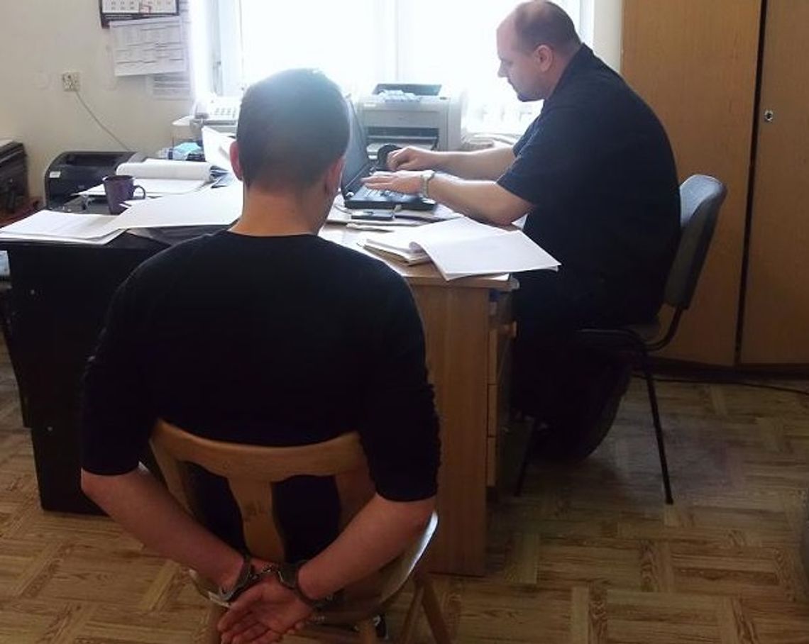 Z kradzionym alkoholem chciał uciec ze sklepu Z kradzionym alkoholem chciał uciec ze sklepu