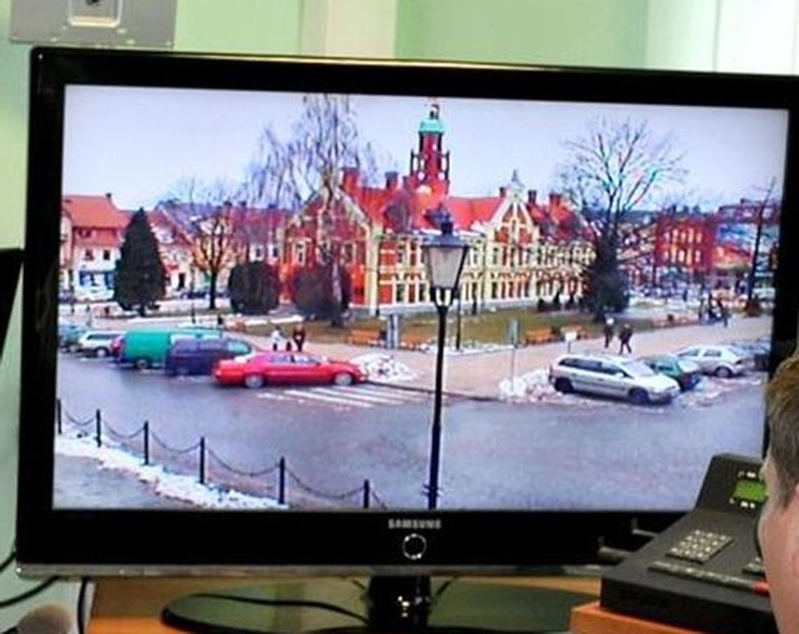 Z kradzionym telewizorem maszerowali przez miasto Z kradzionym telewizorem maszerowali przez miasto