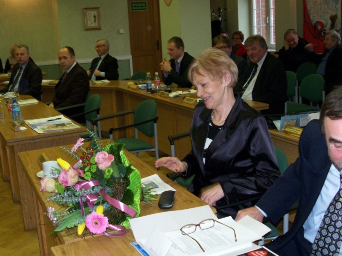 Z ławki do ławki. Radna opuściła Platformę, dostała na pożegnanie bukiet kwiatów